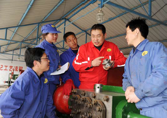 ●卢建强不但在手艺学习上严酷要求自己，，，，，还乐于把履历与各人分享。。。。。。 摄影/靳红昌